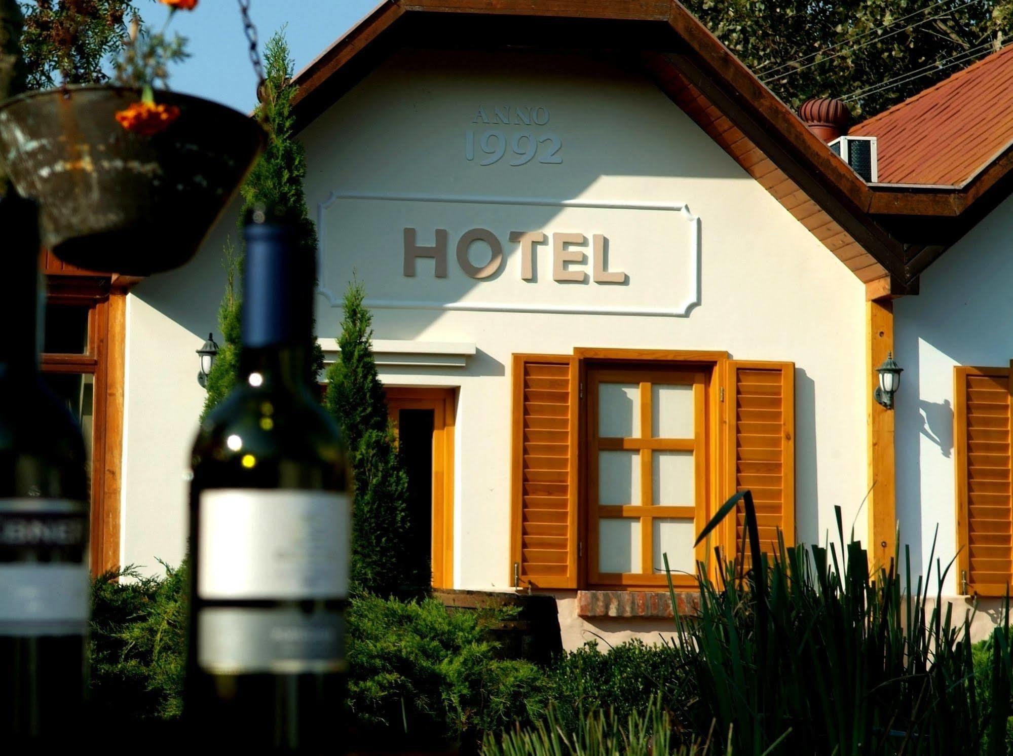 Hotel Vineyard Inn - Szoloskert Kanije Dış mekan fotoğraf