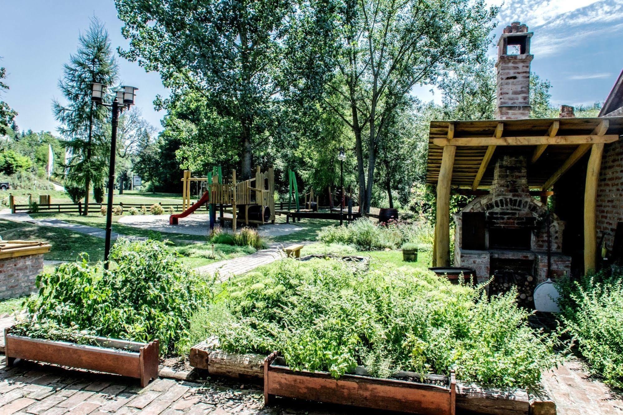 Hotel Vineyard Inn - Szoloskert Kanije Dış mekan fotoğraf